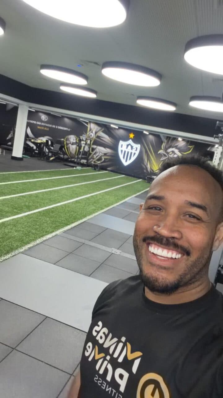 Kikito na Minas Prime Fitness, com branding do Atlético Mineiro ao fundo
