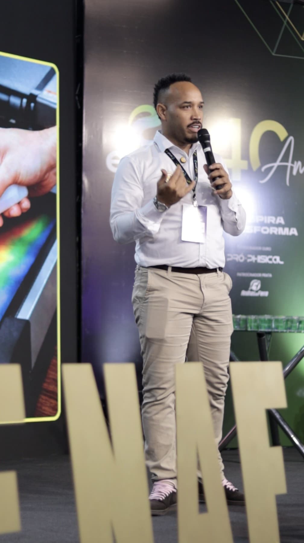 Kikito ao microfone em evento técnico do setor de academias