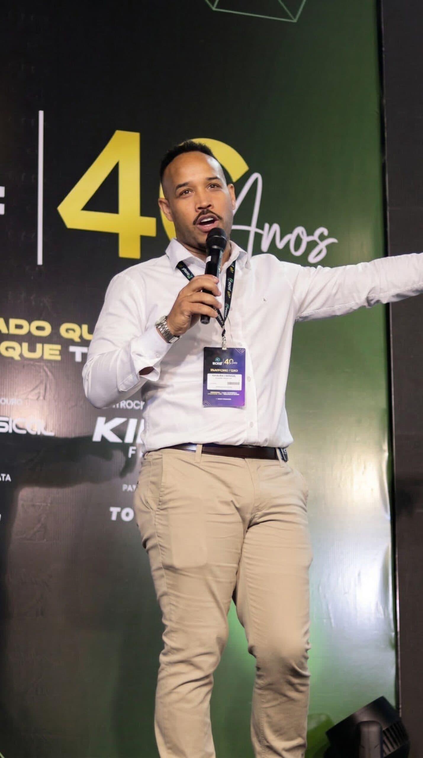 Kikito apresentando em evento técnico sobre equipamentos de academia